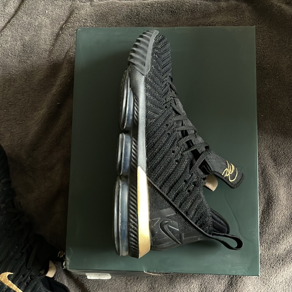 Nike 2018 LeBron 16 “I'm King” Sneakers Size 13 In Black And Gold BQ5989-007